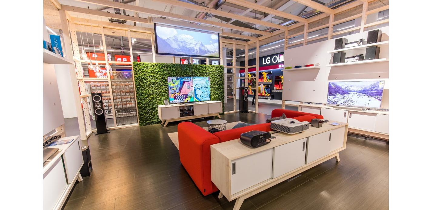 Media Markt store editorial photo. Image of design, computer