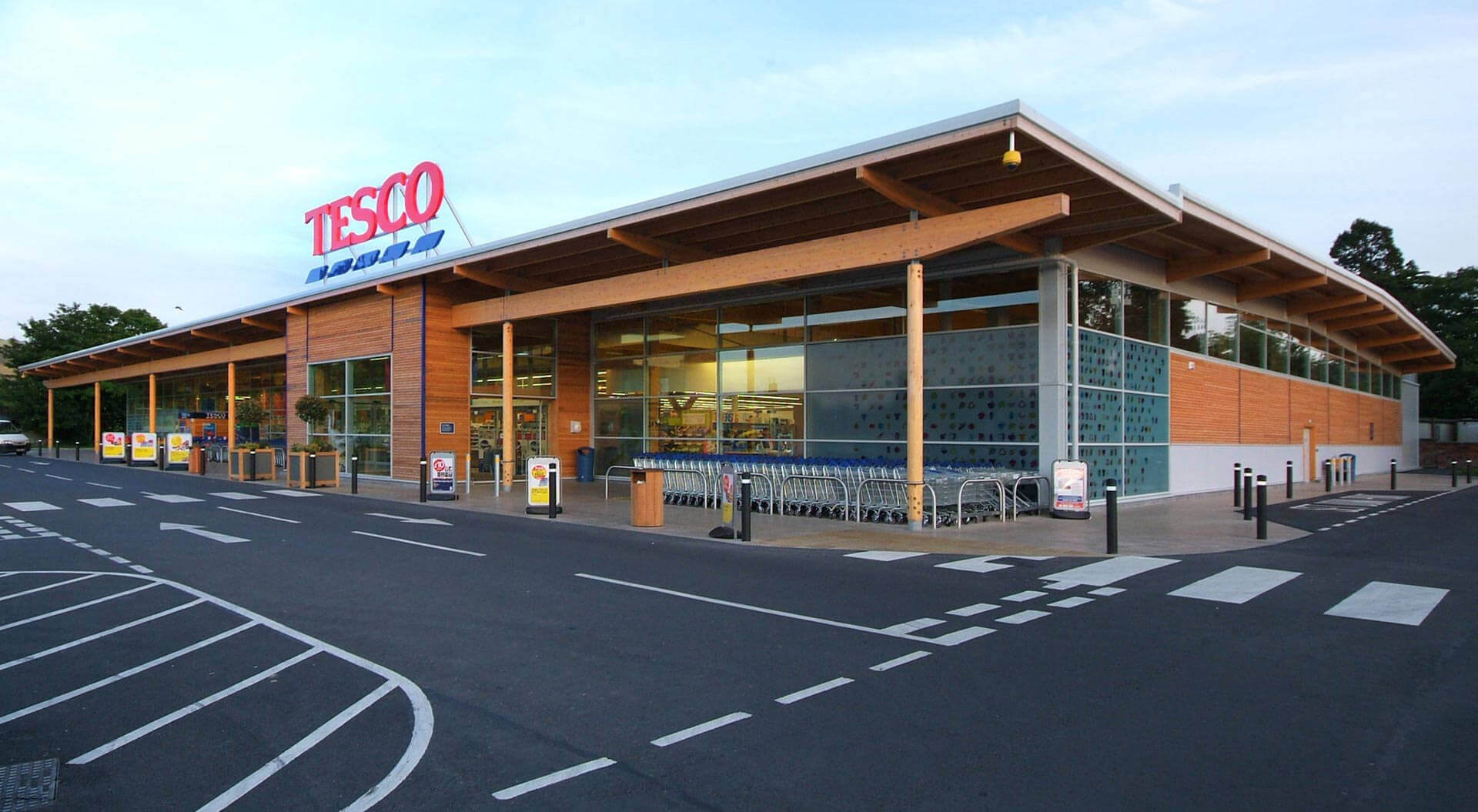 Tesco Supermarket, Welshpool Store Exterior and Branding