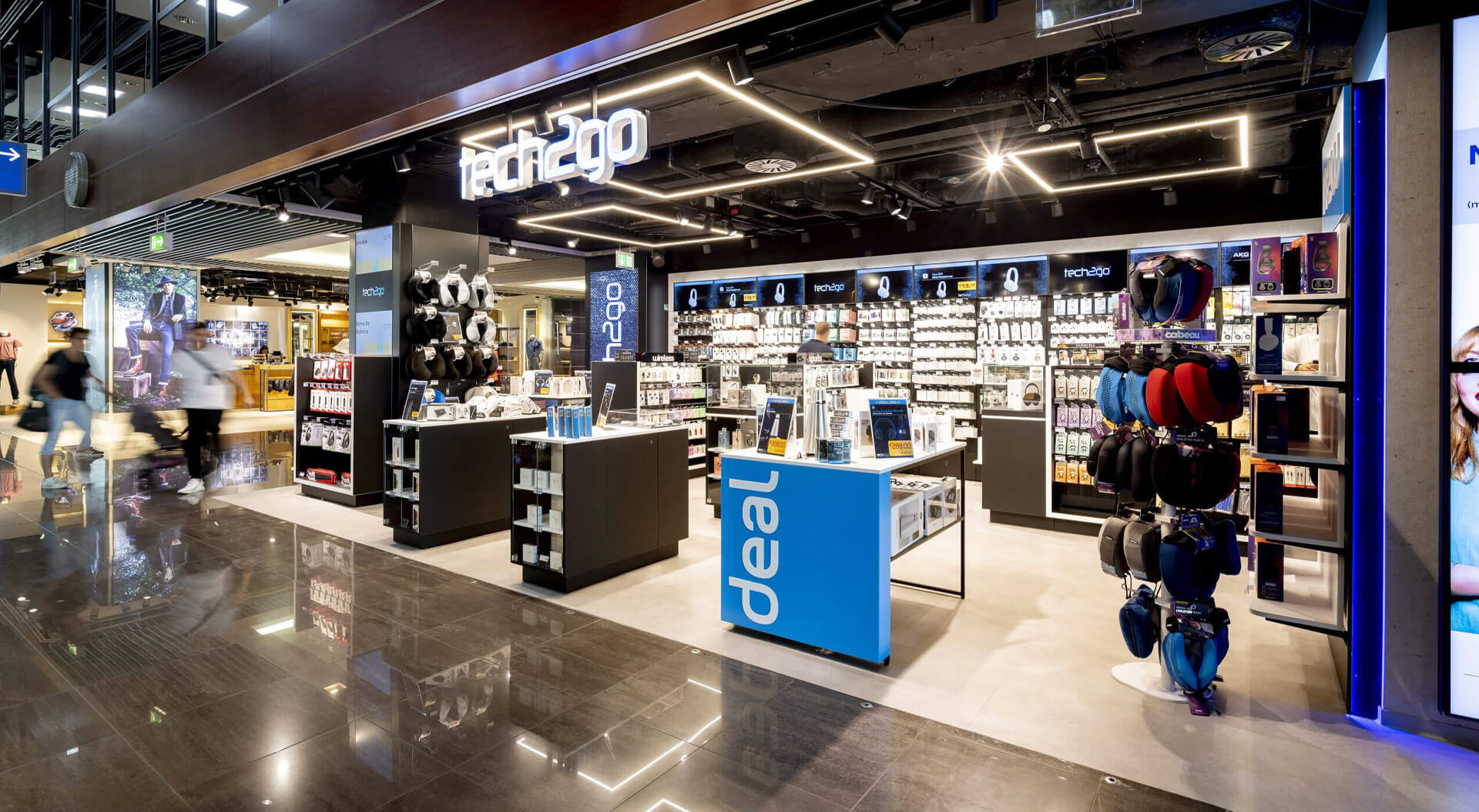 Tech2go Store Entrance, merchandising systems design and Branding