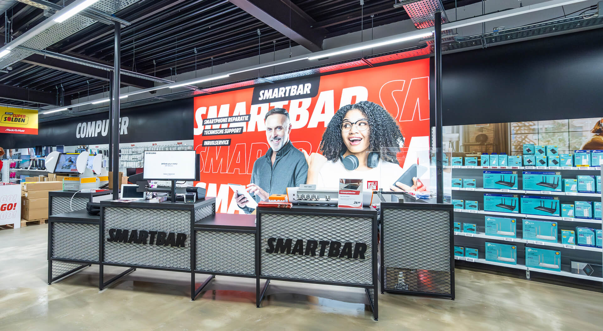 MediaMarkt Xpress Store Interior - Smart Bar Design