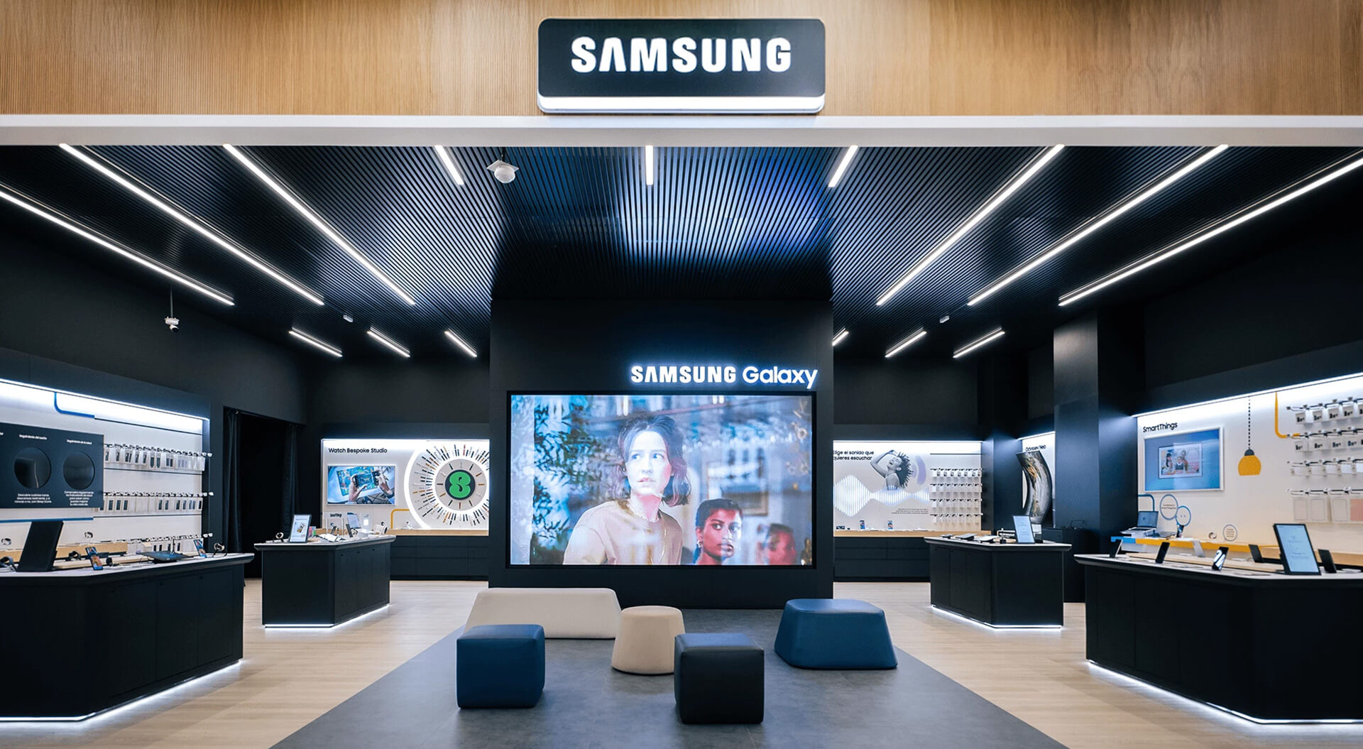 Media Markt Majadahonda tech villa Spain - Samsung Shop in Shop Department Concept