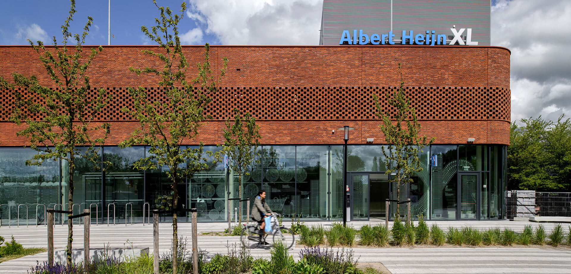  Albert Heijn and the city of Zaandam are inextricably linked. At the flagship branch of the supermarket .