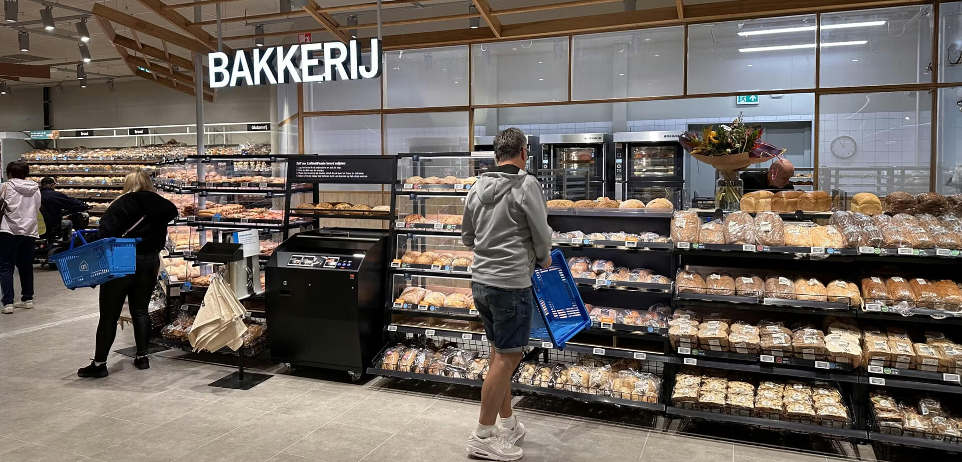 The Albert Heijn XL format stores are designed as a "market square" with a heavy emphasis on fresh food and an immersive experience for shoppers.  The bakery (labeled "Bakkerij" in Dutch) is a key feature, often offering a wide range of fresh bread and baked goods. 