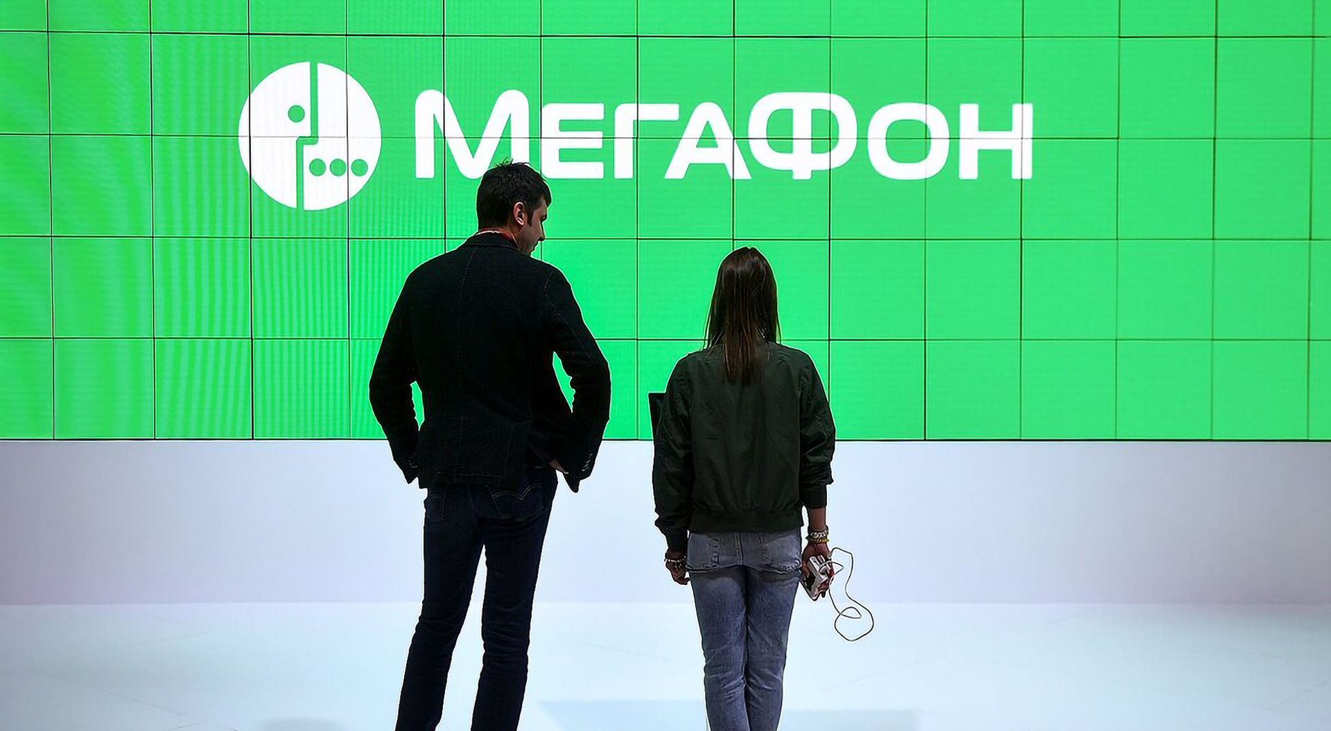 Corporate identity, store interior design,  branding agency, fascia rebranding retail, sub-brands, best store design agency, high-end electronics technology retail logo design - Currys PC World Black