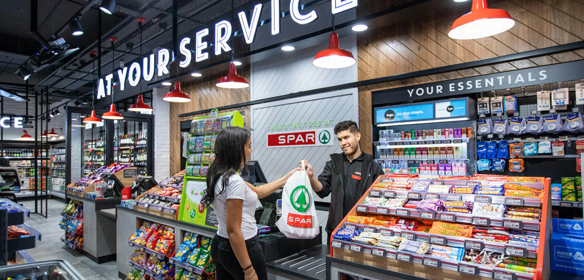 SPAR ist ein Convenience-Store und die weltweit größte Lebensmitteleinzelhandelskette, die auf einem freiwilligen Handelsmodell basiert.