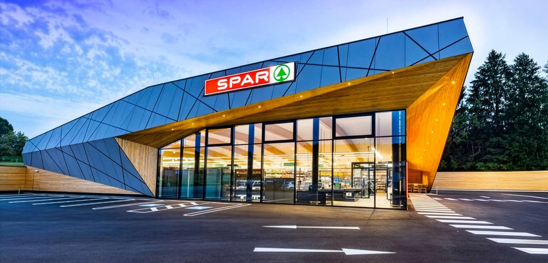Das Bild zeigt einen modern gestalteten SPAR-Supermarkt in Weinitzen, Österreich.