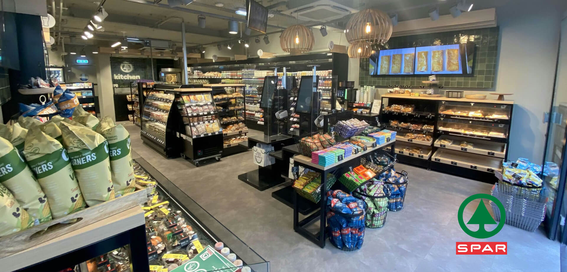 Das Design ist ein modernes, urbanes Konzept, wahrscheinlich eines der kleineren „SPAR city small“-Läden, die zuerst in den Niederlanden getestet wurden.