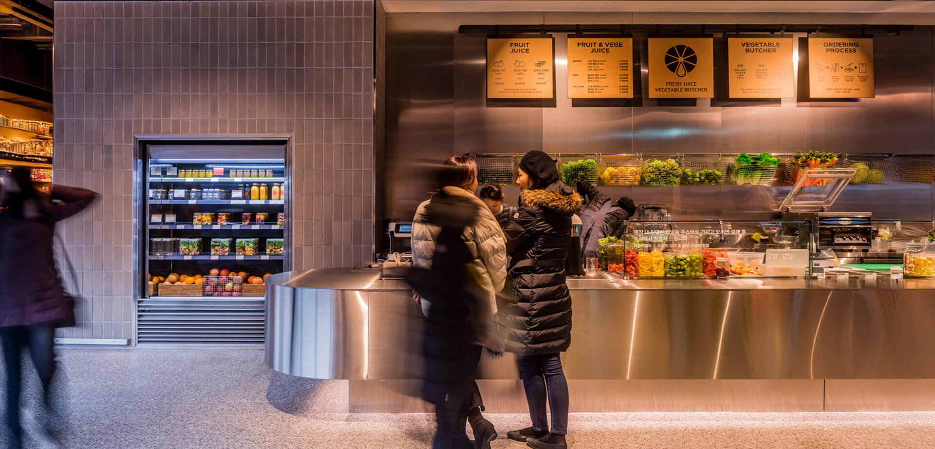 The fresh juice and vegetable bar inside a modern grocery store, specifically the SSG Food Market in the Cheongdam or Dogok neighbourhoods of Seoul, South Korea.