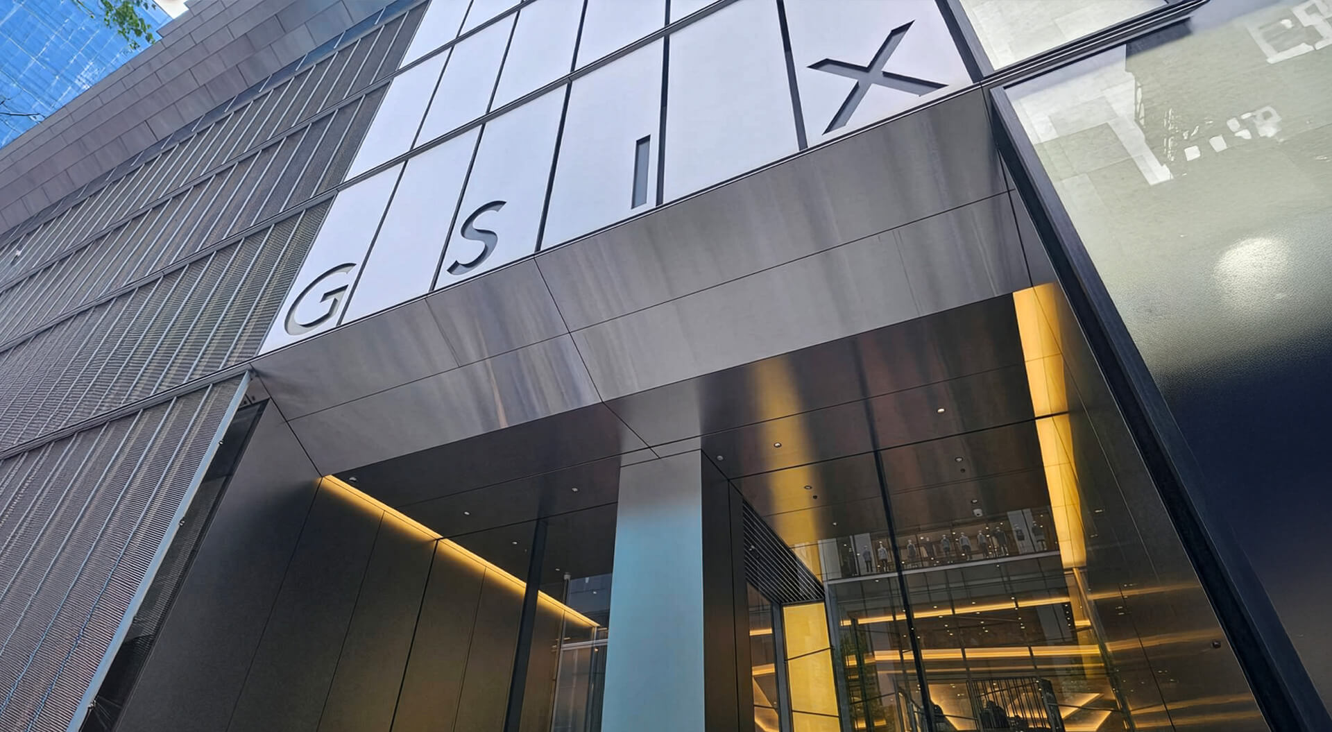 Ginza Six Mall the home to hundreds of high-end luxury retail stores, fine dining restaurants, cultural facilities, and a public rooftop garden.