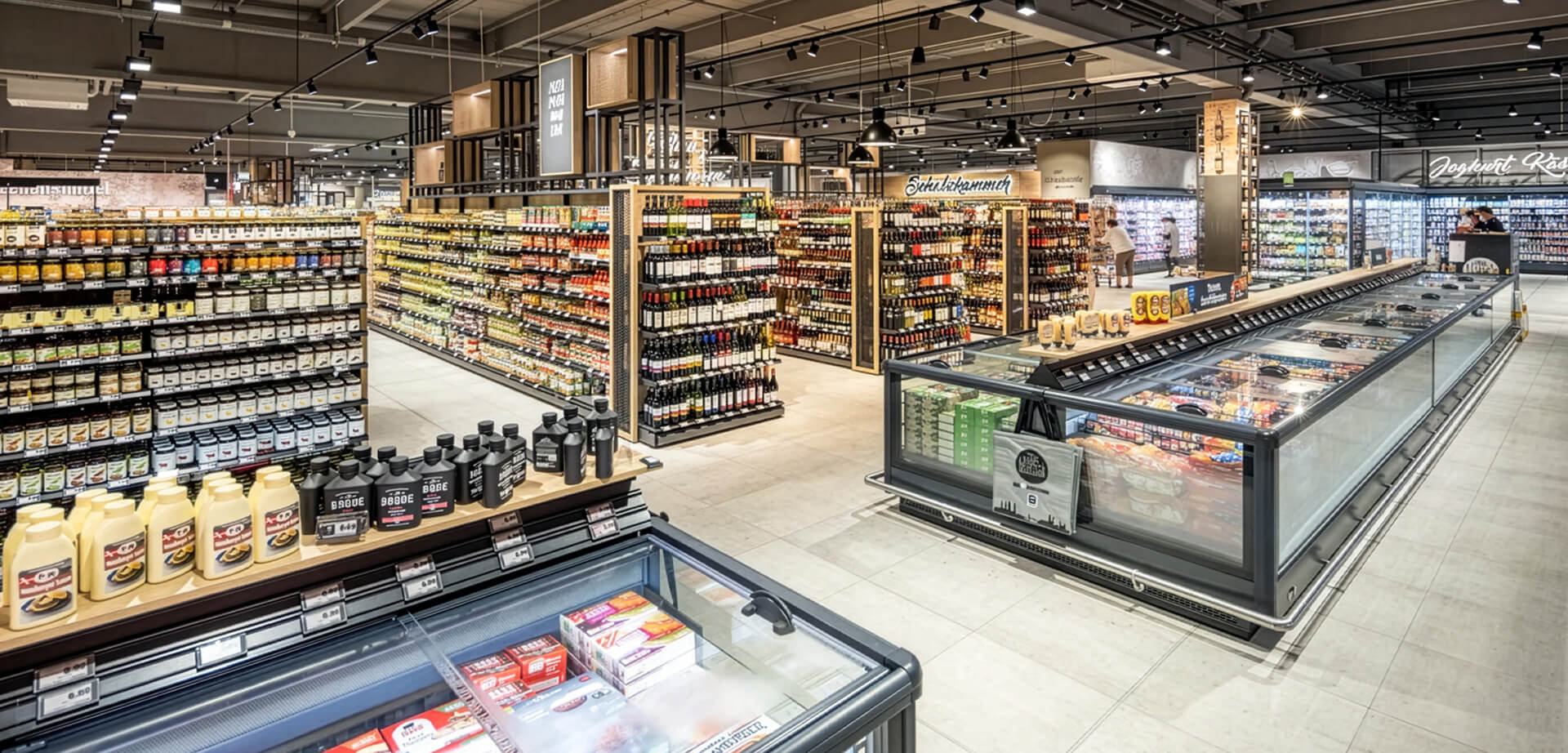 The new Edeka Centre owned by the Massak merchant family in Bamberg promises an "extraordinary experience for customers", ranging from a zero-waste section and a wide selection of vegan and gluten-free products to regional organic breads, a restaurant, and culinary events.