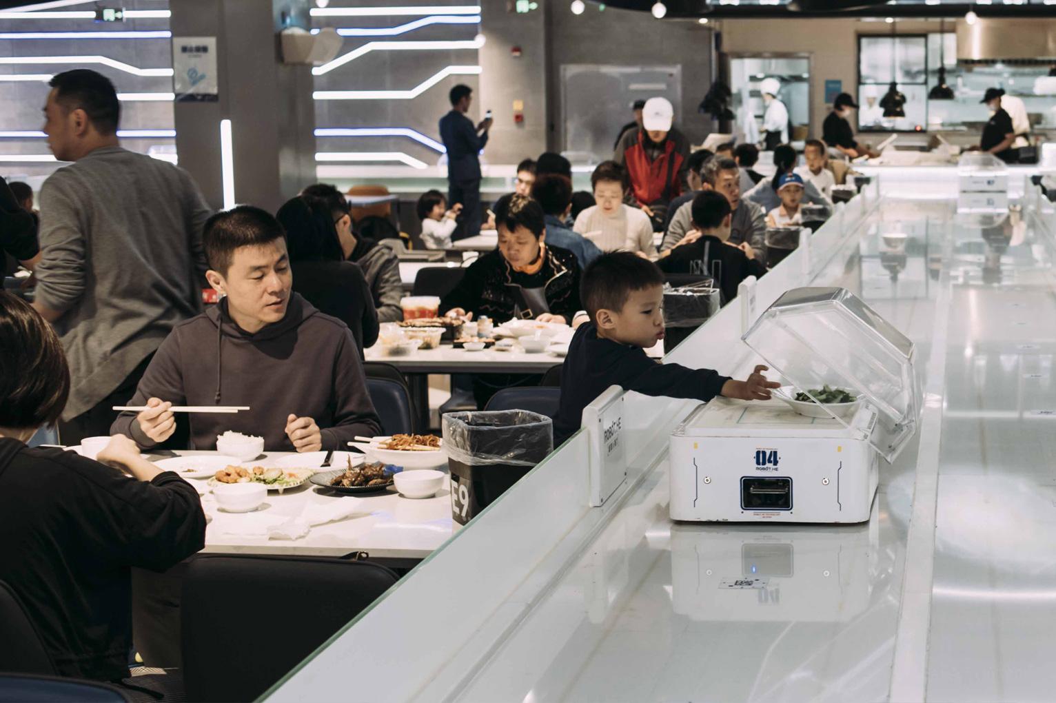 Hema robot restaurant supermarket tech marketing