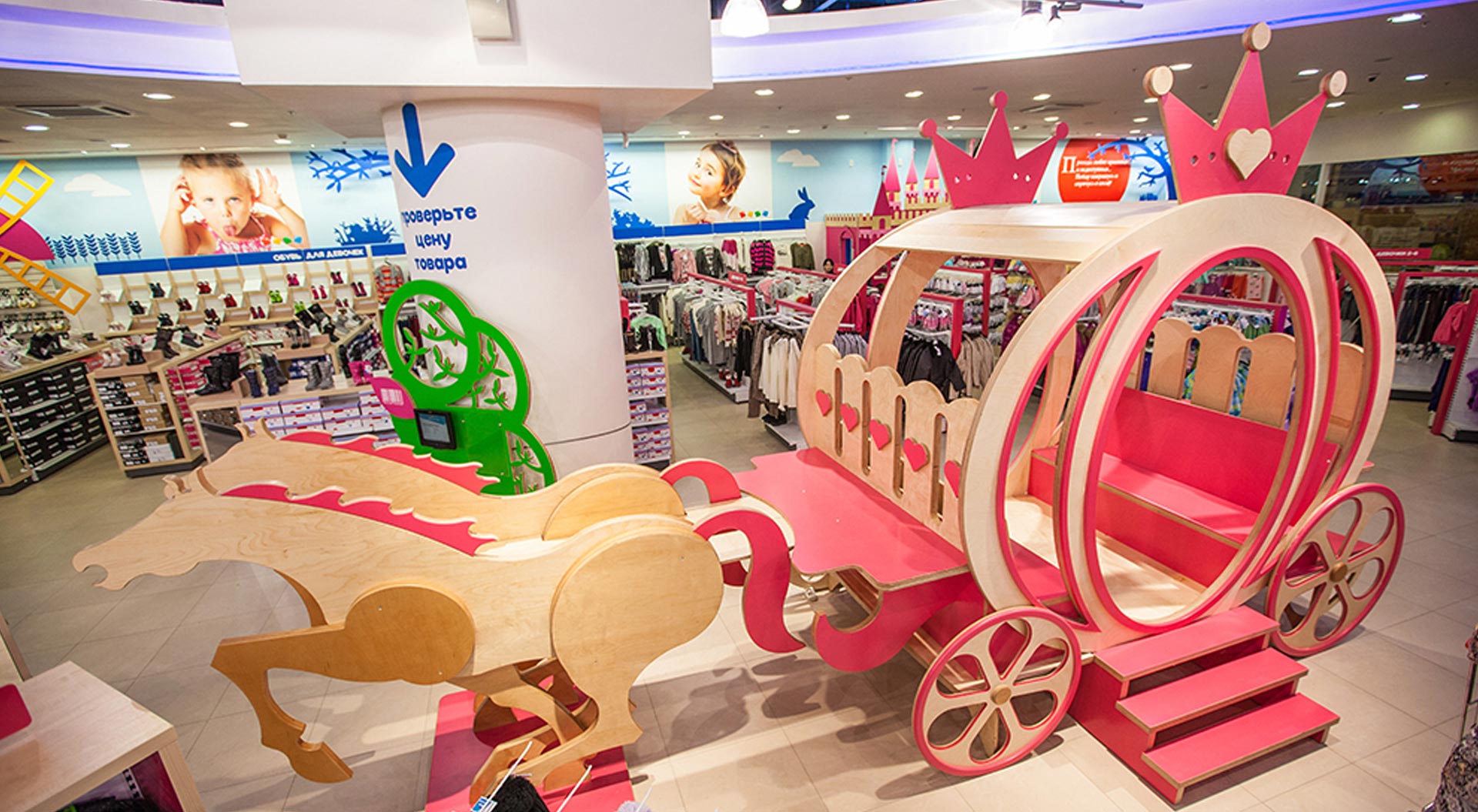 Detskiy Mir Children’s fashion and toy retail design brand agency