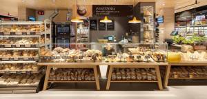 The image displays the interior of a Carrefour Market “Gourmet” store in Italy, specifically the bak