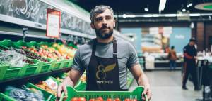 Supermercado CBEX & FRESH (Svezh & Fresh), empleado del departamento de verduras frescas, con énfasi