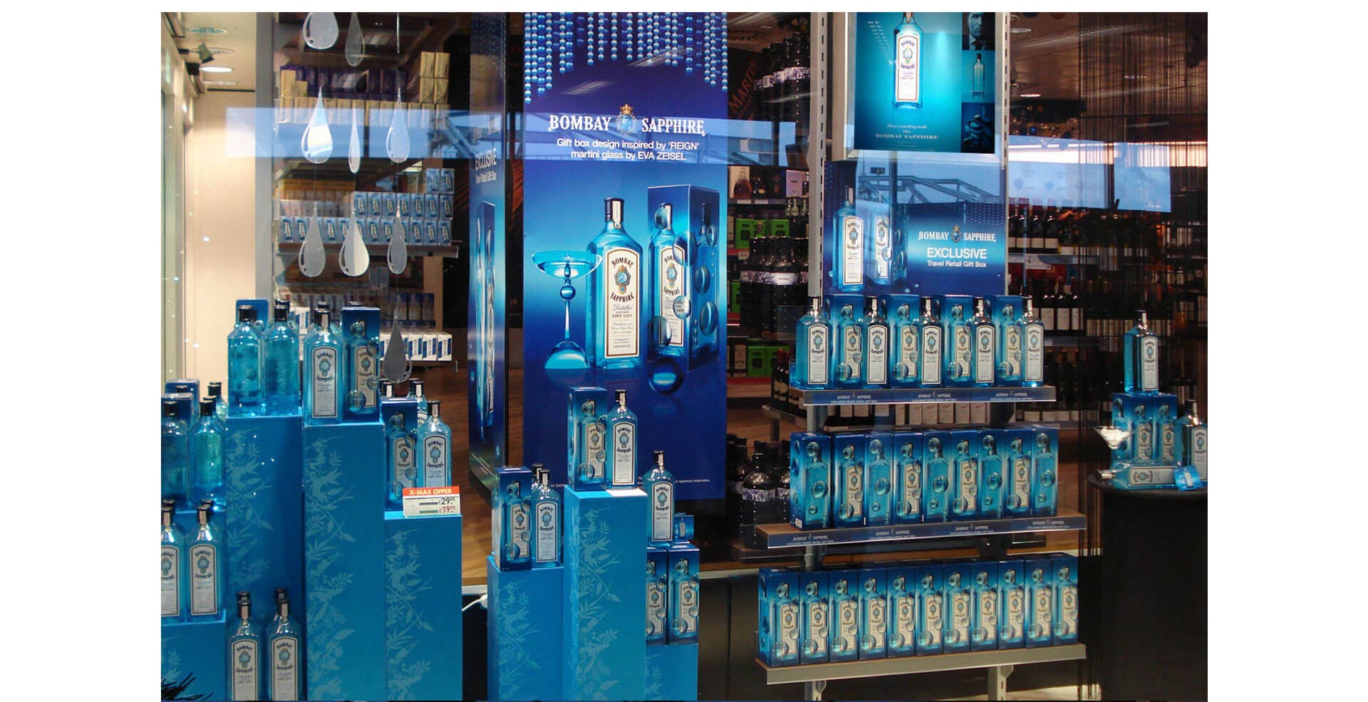  Bombay Sapphire Reign window display branding and promotion campaigns travel retail in airports