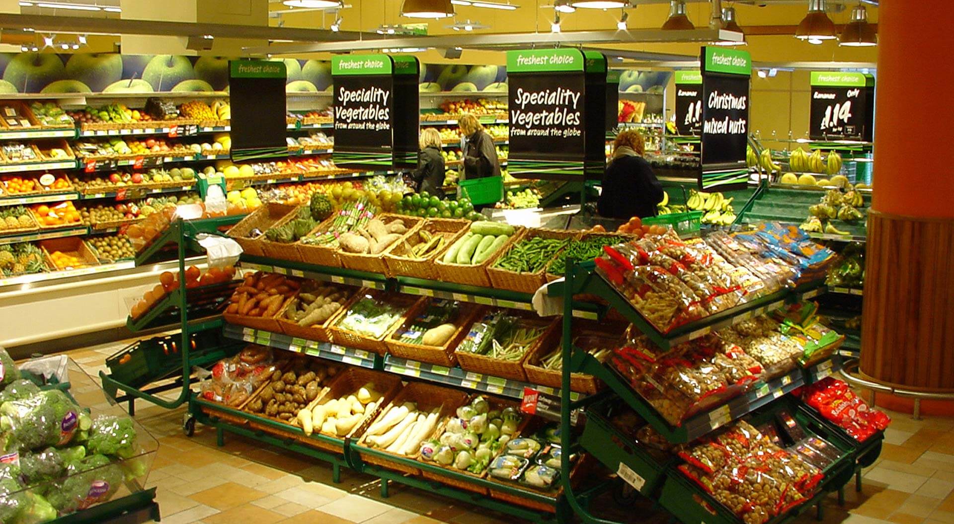 Safeway interior store design for fresh fruit and vegetables merchandising in supermarkets